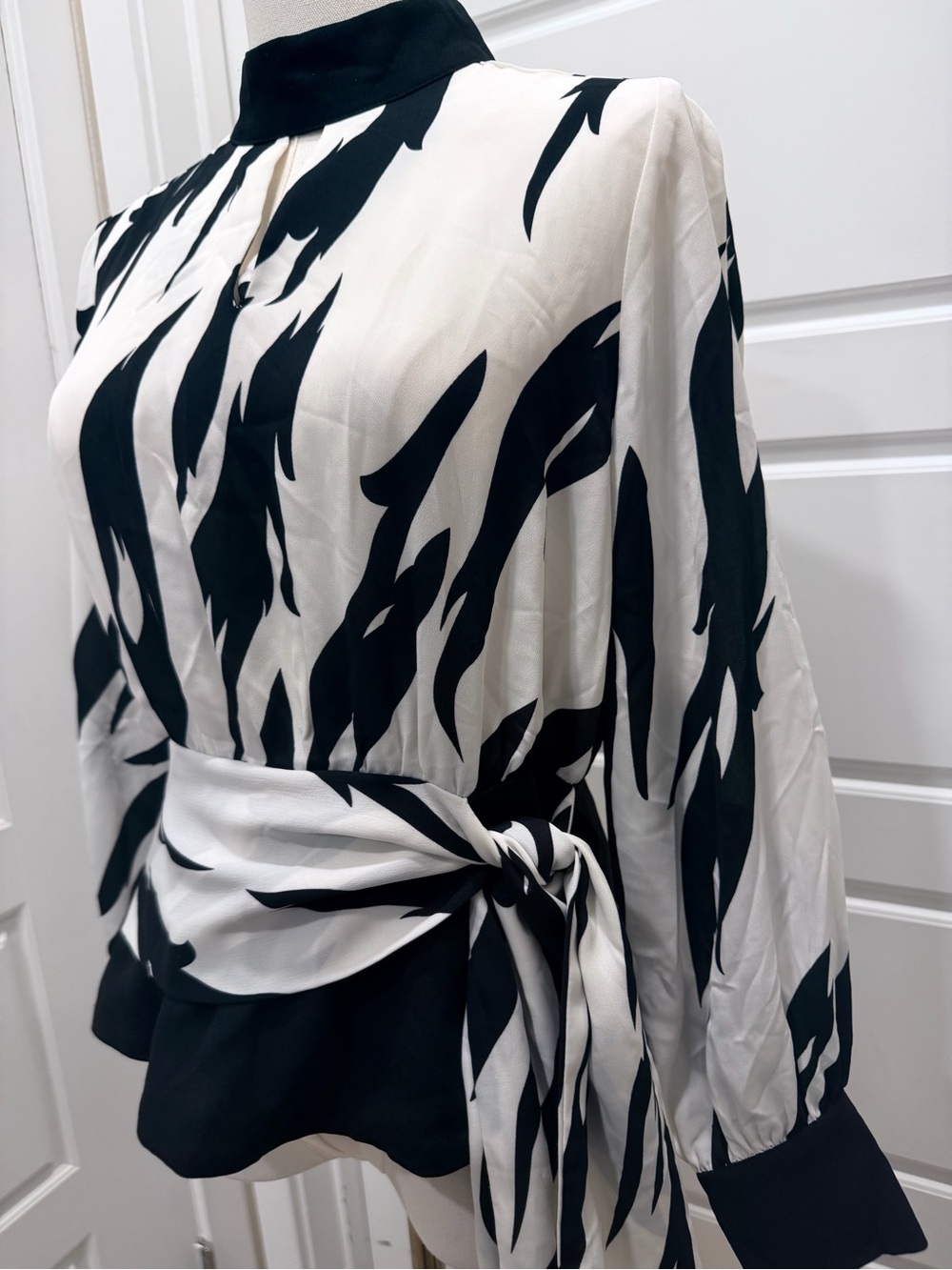 Gracia Black & White Tie-Waist Long Sleeve Peplum Top - Picture 4 of 7